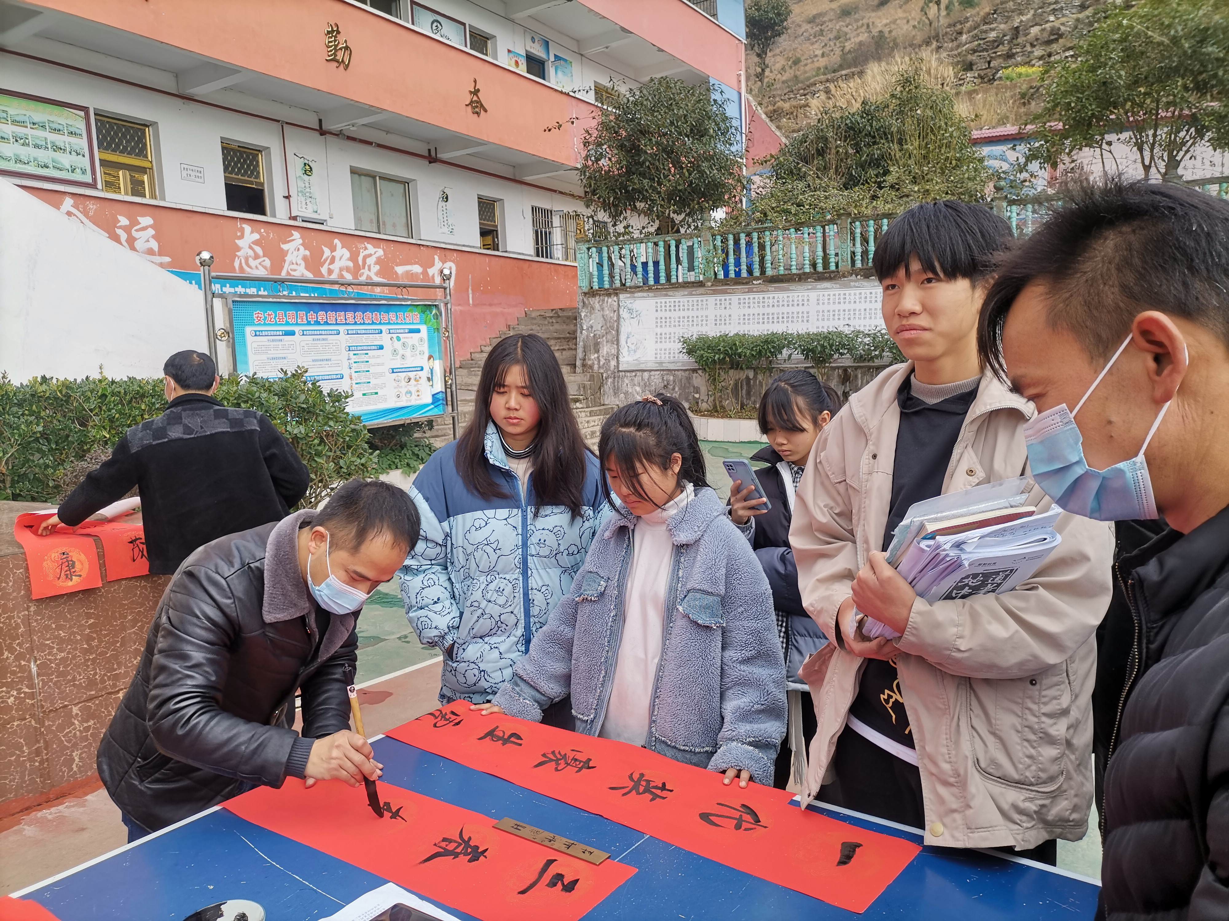 安龙：书法家协会开展送文化送春联进校园