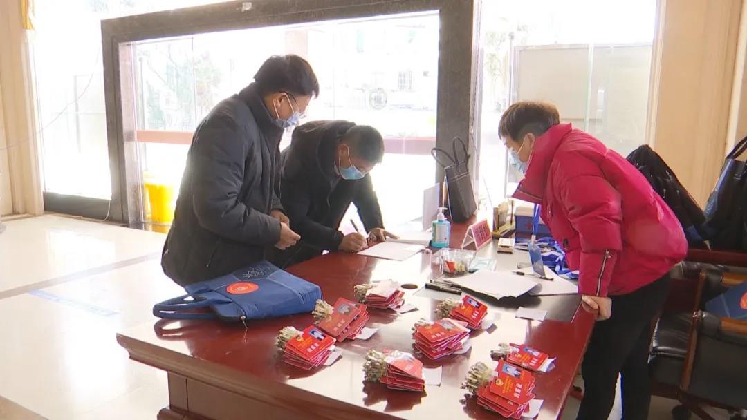 政协委员报到 安龙进入“两会”时间