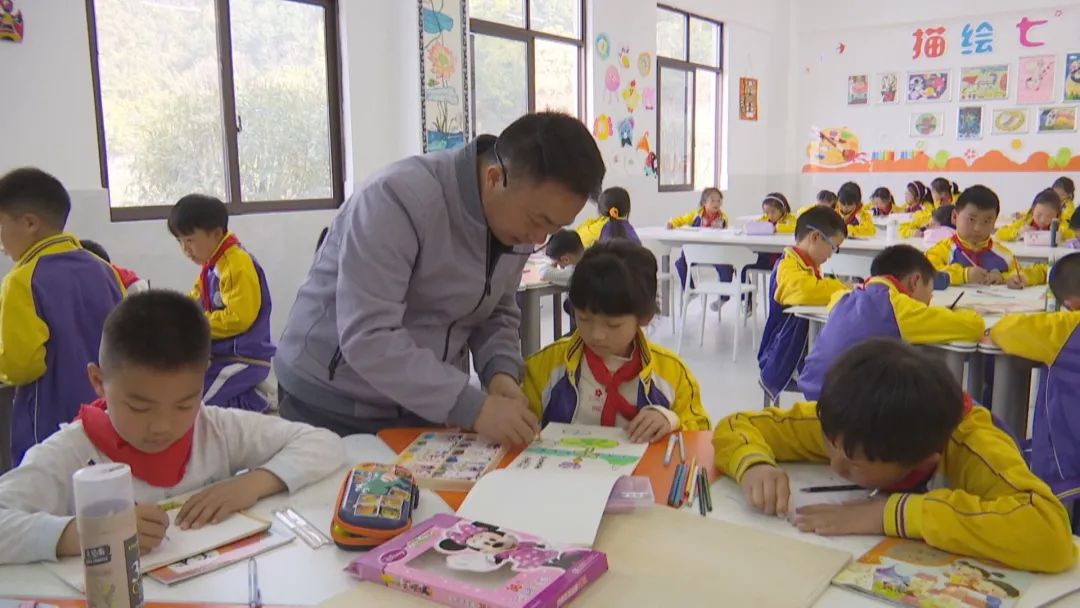 安龙：校园文化润童心 “加油”精神伴成长