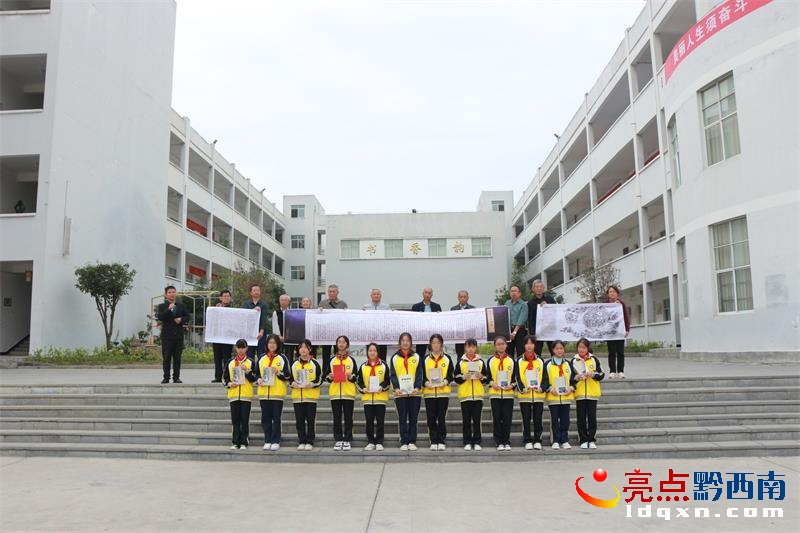 安龙诗词楹联学会到安龙五中开展图书捐赠活动