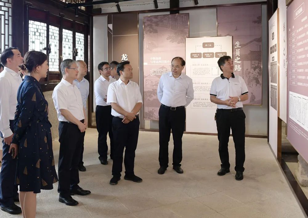 武汉大学党委书记黄泰岩一行到黔西南州考察调研