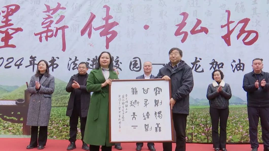 2024年黔西南州书法进校园活动走进安龙加油书院